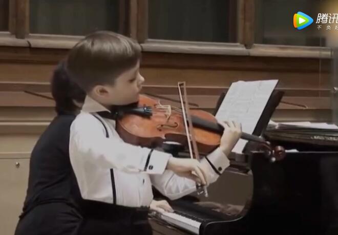 8岁超萌外国小正太提琴演奏《卡门》 