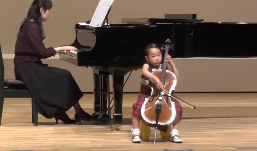 超级可爱的小女孩大提琴演奏斯奎尔《乡村舞曲》